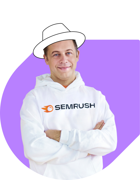 Foto på VD och grundare Oleg Shchegolev iklädd en vit huvtröja med Semrushs logotyp och en vitmålad hatt på huvudet